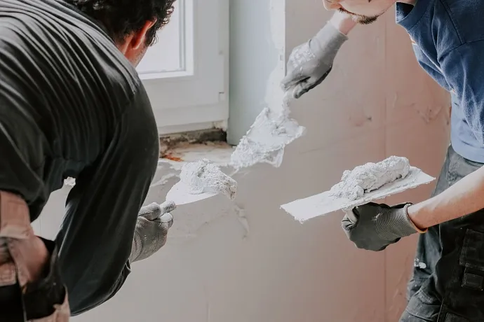 Как выравнивать кривые стены шпаклевкой: выравнивание неровностей своими руками 